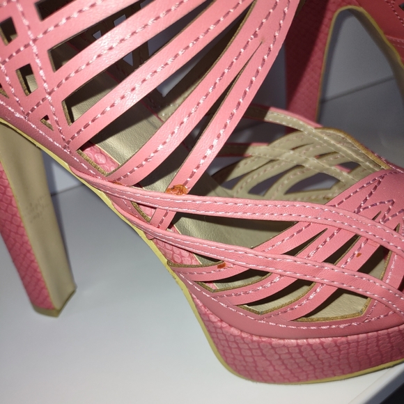 CORAL FAUX LEATHER STRAP UP PEEP TOES - SIZE 9.NEW - Picture 4 of 8